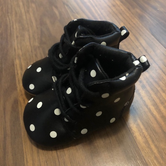 Polkadot baby booties (Black & White) - Picture 2 of 4